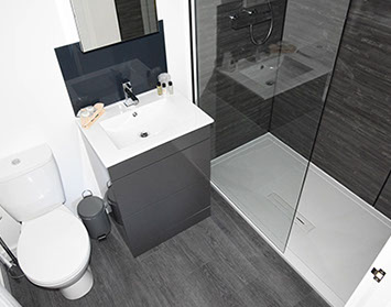 En Suite Bathroom at Luxury Apartment Skye in Portree with sea views and private parking