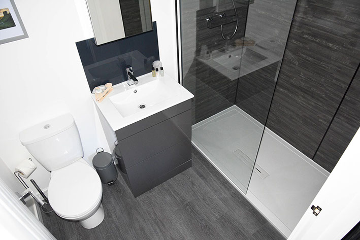 En Suite Bathroom at Luxury Apartment Skye in Portree with sea views and private parking